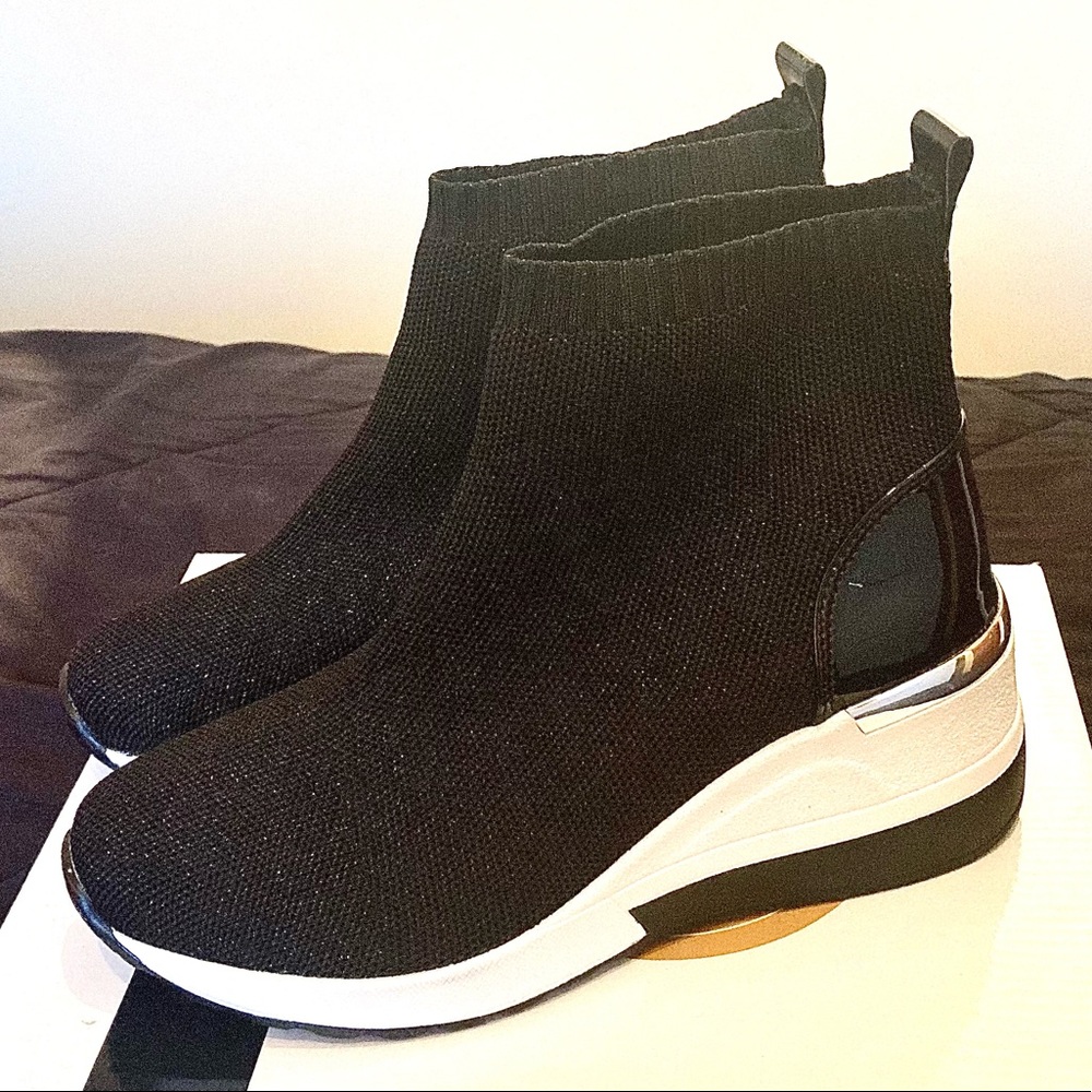 Black and white sneakers in good condition